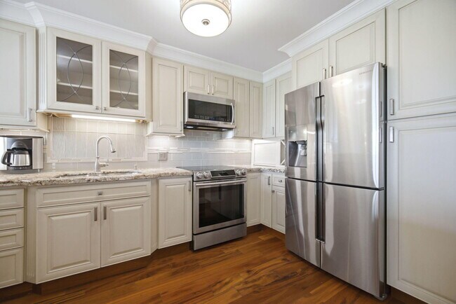 Building Photo - 2901 S Palm Aire Dr