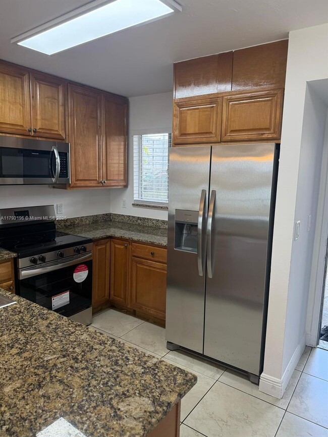 Foto del edificio - 8710 N Sherman Cir