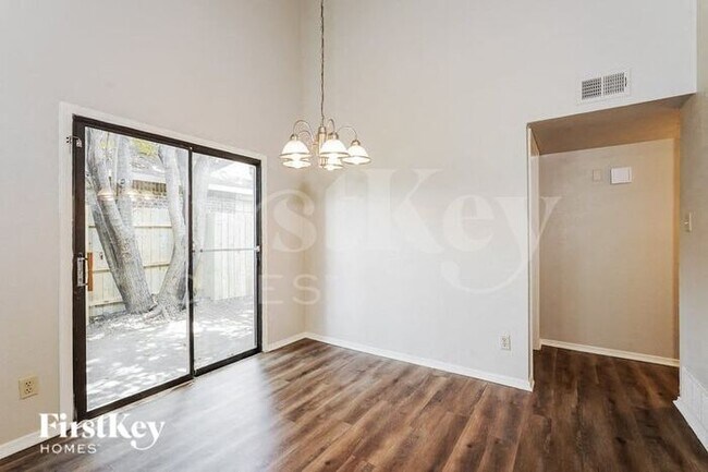 Building Photo - 2404 Busch Dr