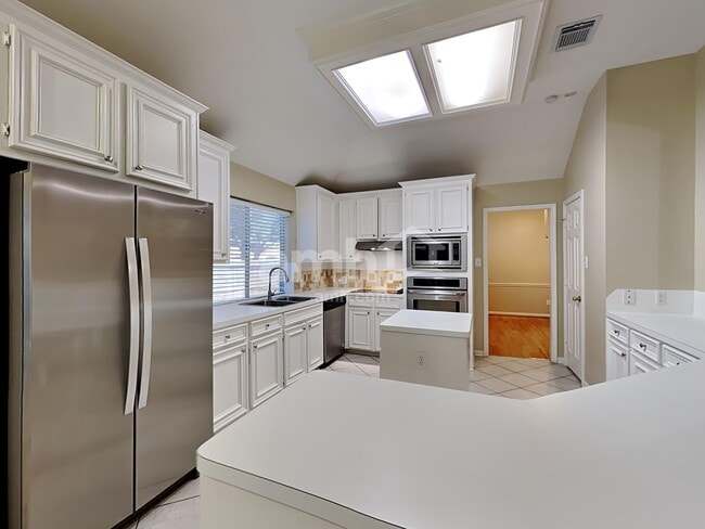 Building Photo - 104 Laguna Pointe Dr