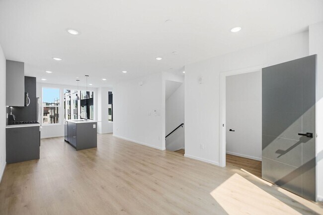 Building Photo - Brand new, never lived in 3 bed 2.5 bath townhome in Cedar Park with parking