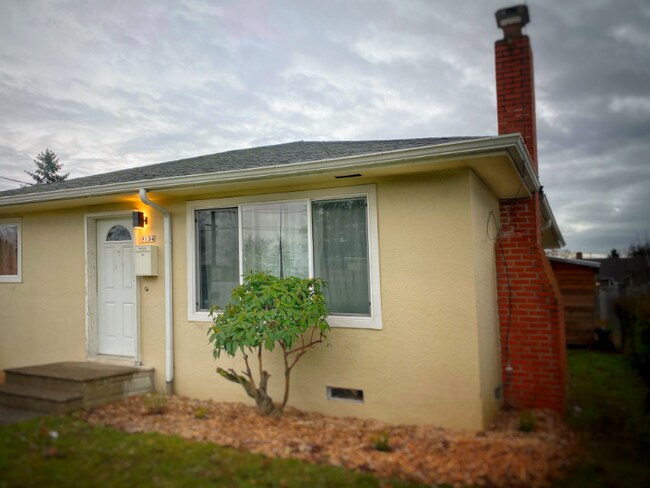 Building Photo - 9134 NE Irving St