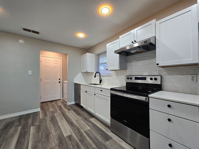 Foto del edificio - AVAILABLE NOW! RENT REDUCTION