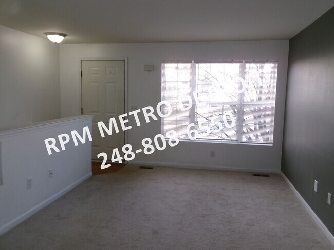 Building Photo - MOVE IN READY CONDO IN TROY