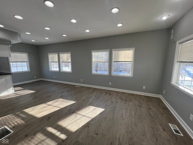 Building Photo - 5343 S Linwood Ave