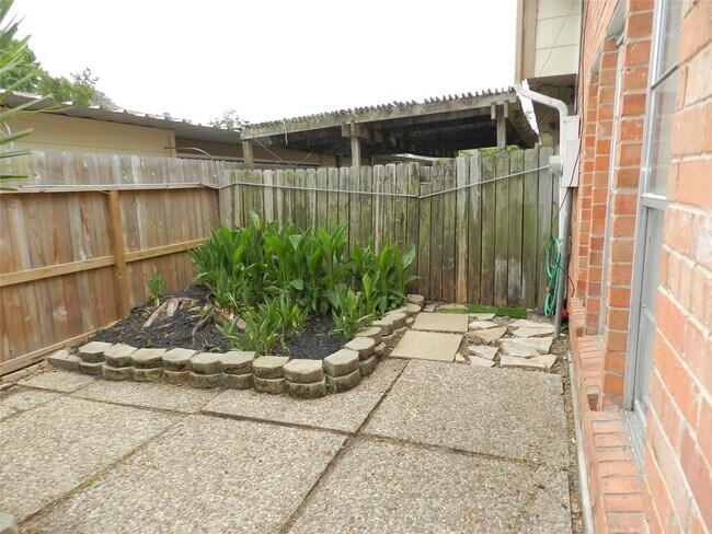 Foto del edificio - 14309 Misty Meadow Ln