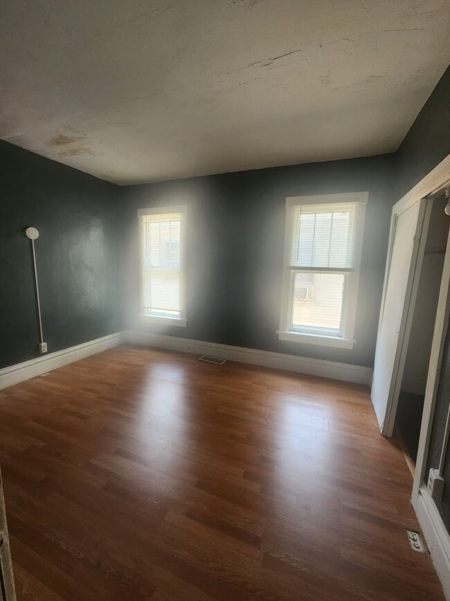 Building Photo - Huge 5 bed 2 bath home for rent