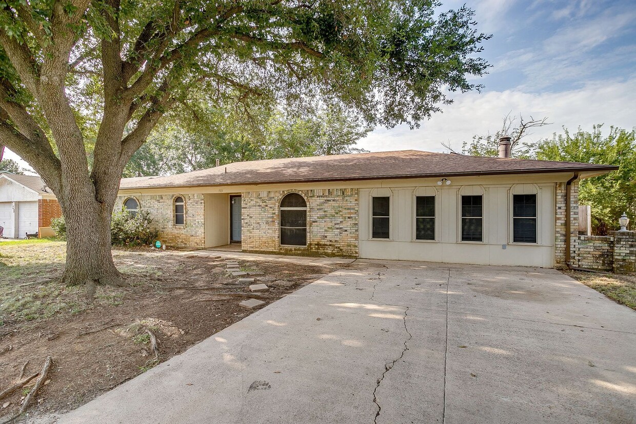 Foto principal - Charming 3-Bedroom Home with Fireplace & E...