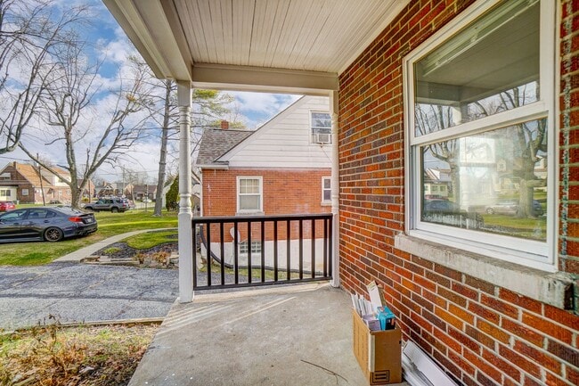 Building Photo - 2 Bedroom, 1 Bathroom with Large Backyard!