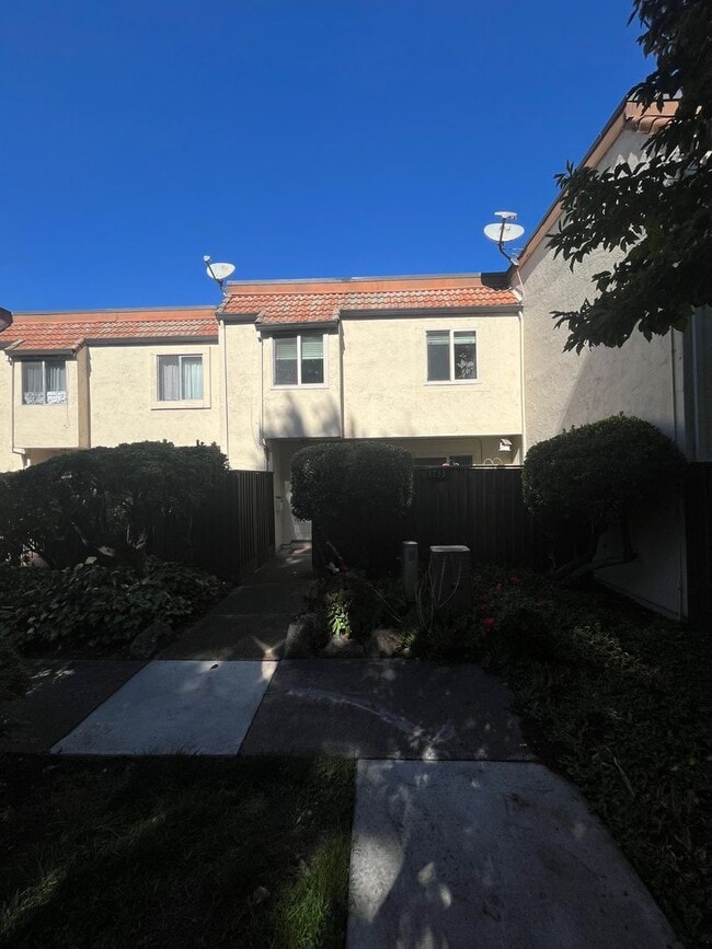 Building Photo - 3 bedroom 1.5 bathroom condo in Rincon Val...