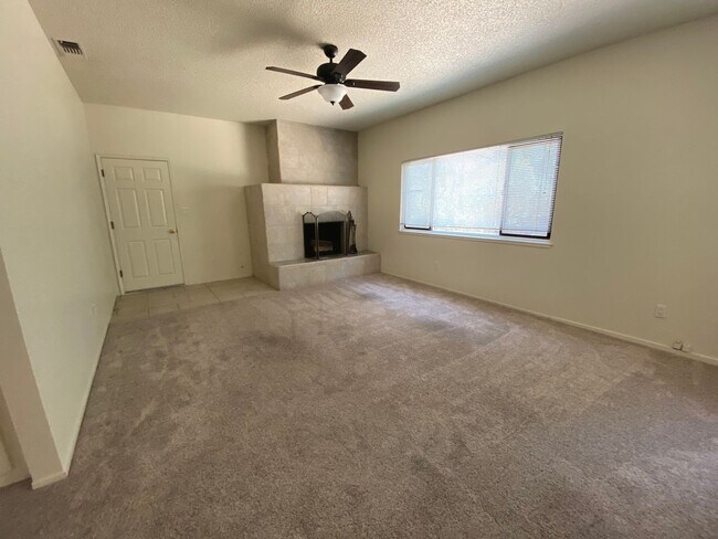 Building Photo - 4 Bed / 2 Bath | Granite Bay Home Availabl...