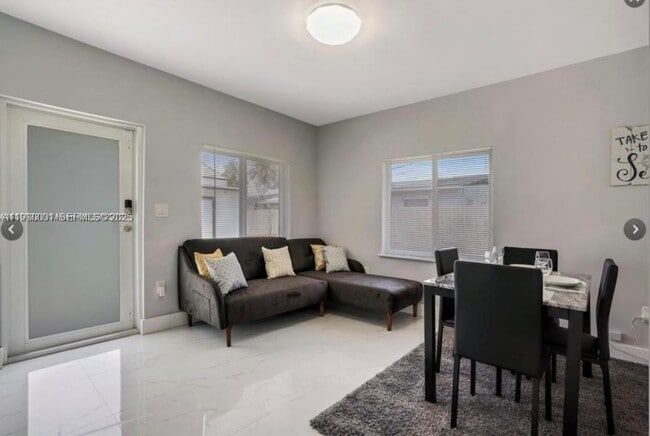 Building Photo - 1526 NE 110th St