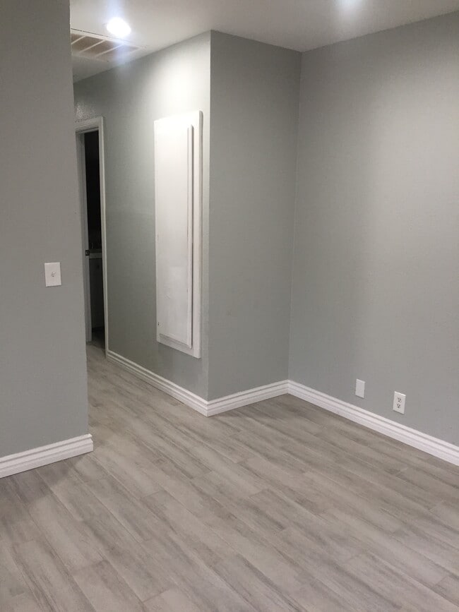 Foto del edificio - 16588 Vine St