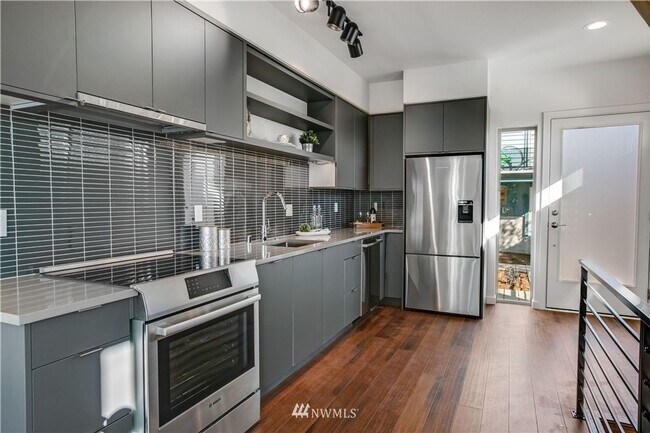 Building Photo - First Hill Modern 2-Bedroom Condo with Roo...