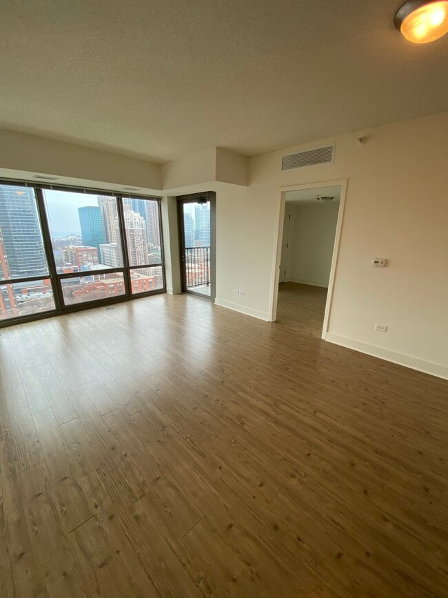 Building Photo - 600 S Dearborn St