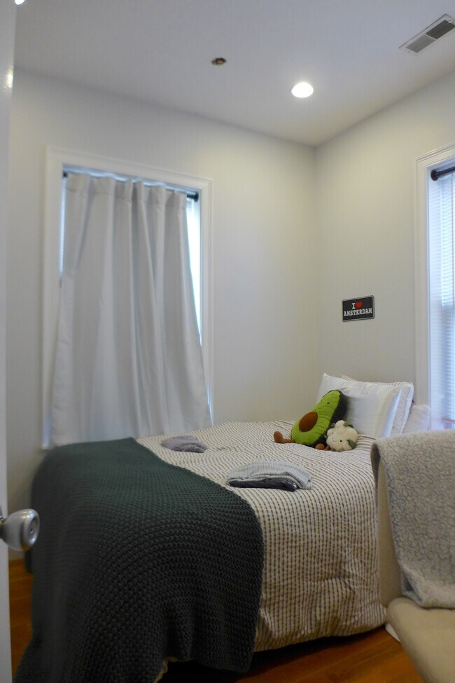 Foto del edificio - 725 Parker St