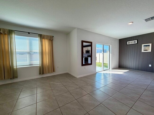 Building Photo - Beautiful 4 bed/3 bath 2 story!