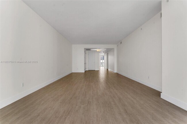 Building Photo - 1300 Brickell Bay Dr