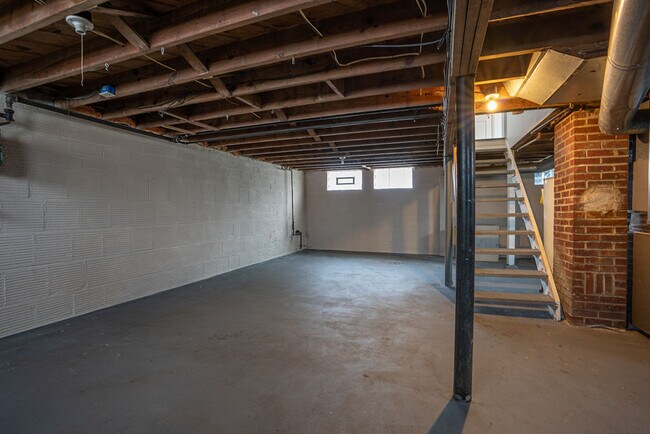 Building Photo - 1068 Lindsay Ave