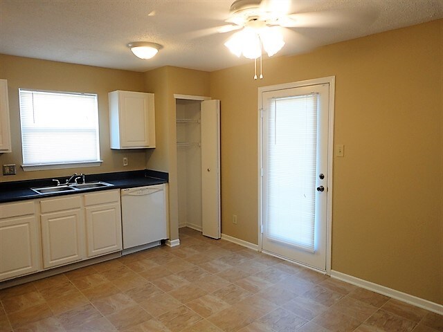 Building Photo - 15080 Fawn Hollow Ln