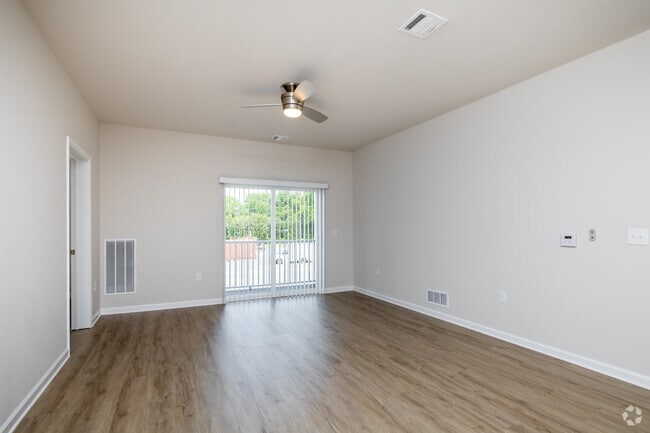 1BR, 1BA w/Den - 947SF - Living Room - Bethlehem Commons
