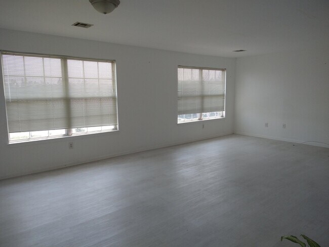 Building Photo - 14 Bergen Ridge Rd