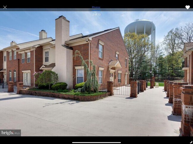 Building Photo - 3 Bedroom Townhome in a quite gated commun...