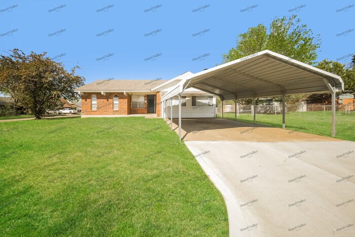 Photo - 1001 NW 7th St (Moore, OK)