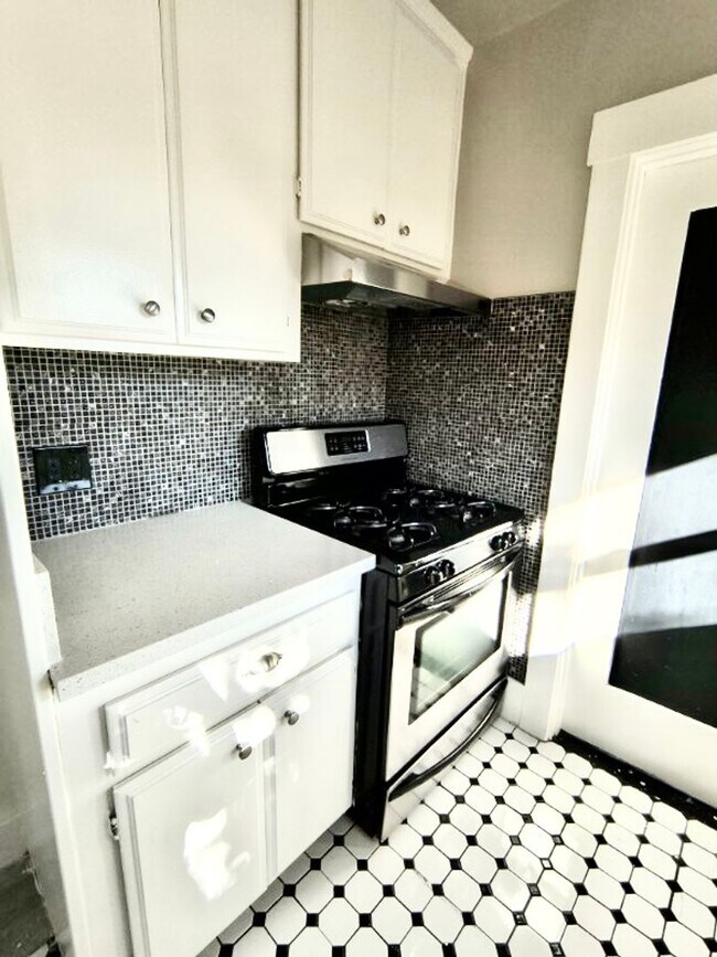 Foto del edificio - UPGRADED 2 BEDROOM 1 BATH HOUSE CLOSE TO UPTOWN WHITTIER