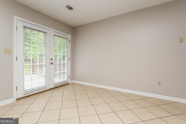 Building Photo - 8560 Glenwoods Dr