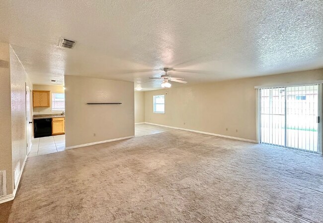Building Photo - 4 Bedroom 2 Bath - Convenient Location