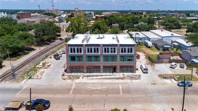 Building Photo - 305 W 27th St