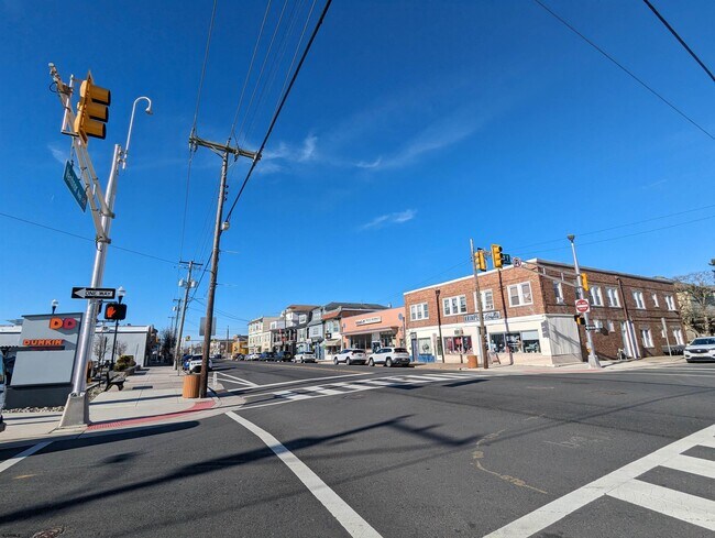 Building Photo - 2 N Portland Ave