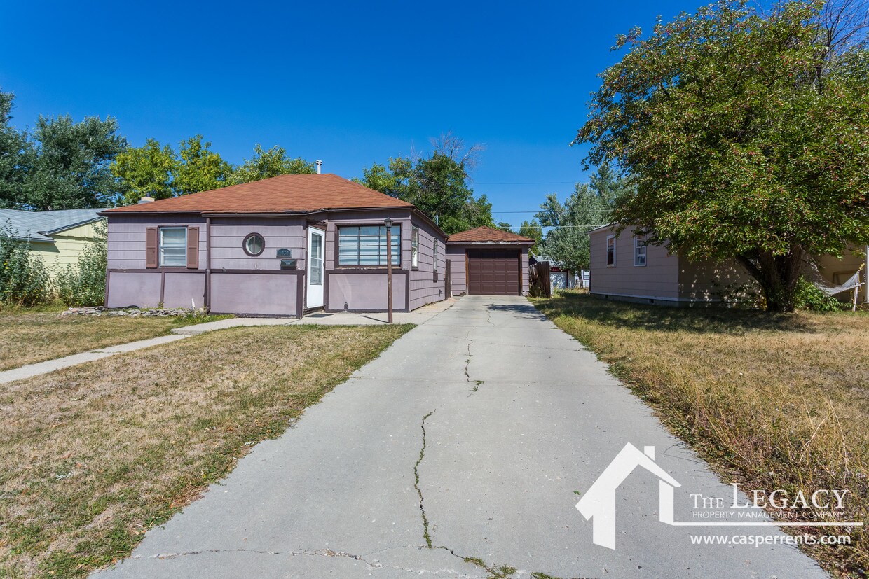 Foto principal - 1030 W 22nd St