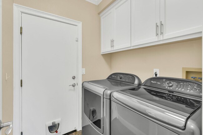 Foto del edificio - Amazing! 5 Bed 3 Bath Jewel of Roseville