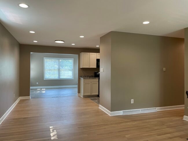 Building Photo - 3421 Holwyn Rd