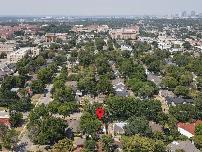 12 min walk to TCU - 2917 Benbrook Blvd