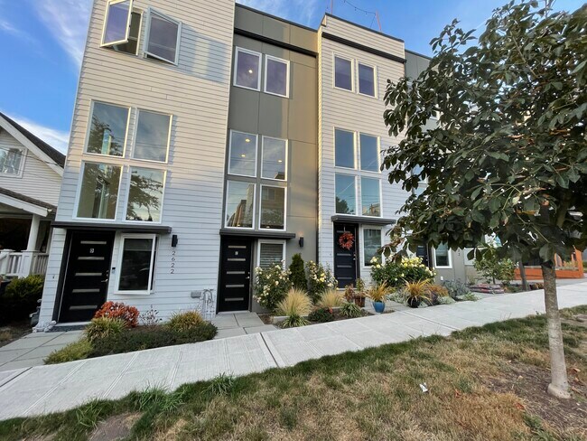 Building Photo - 2622C SW Nevada St