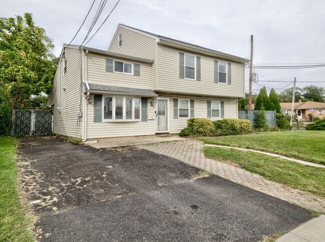 Building Photo - 74 Markowitz St