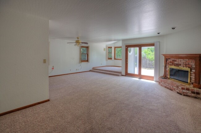 Building Photo - Lovely 3-Bedroom, 2-Bath Home - Parkmont A...