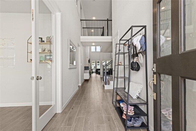 Foto del edificio - 5015 Walnut Grv Ln