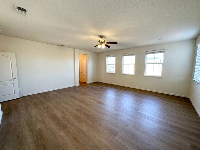 Foto del edificio - 4 bed 2.5 bath Home with brand new floorin...