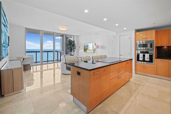 Foto del edificio - 6899 Collins Ave