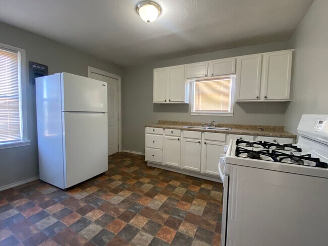 Building Photo - 2 bed 1 bath now available near Chatman Park