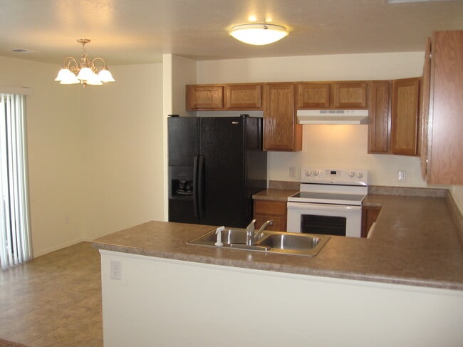 Building Photo - 652 1/2 Serenity Ln