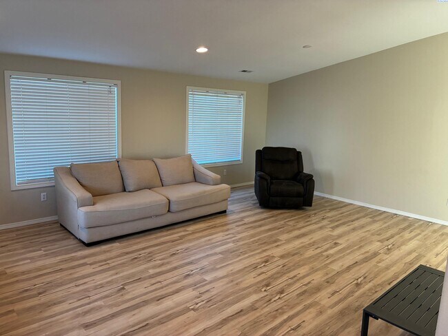 Foto del edificio - Great Back Yard! Lawn Care Included