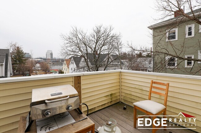 Building Photo - 33 Montcalm Ave