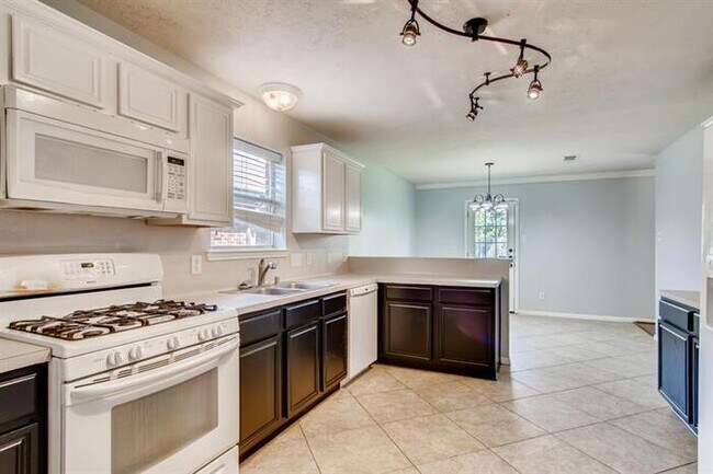 Building Photo - 23031 S Waterlake Dr, Richmond, TX, 77406