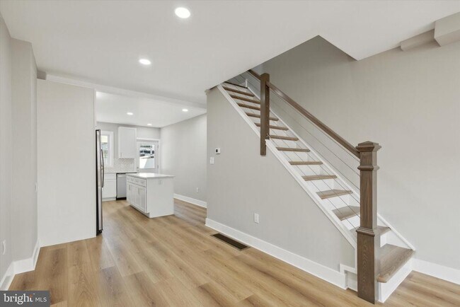 Foto del edificio - 247 E 6th Ave