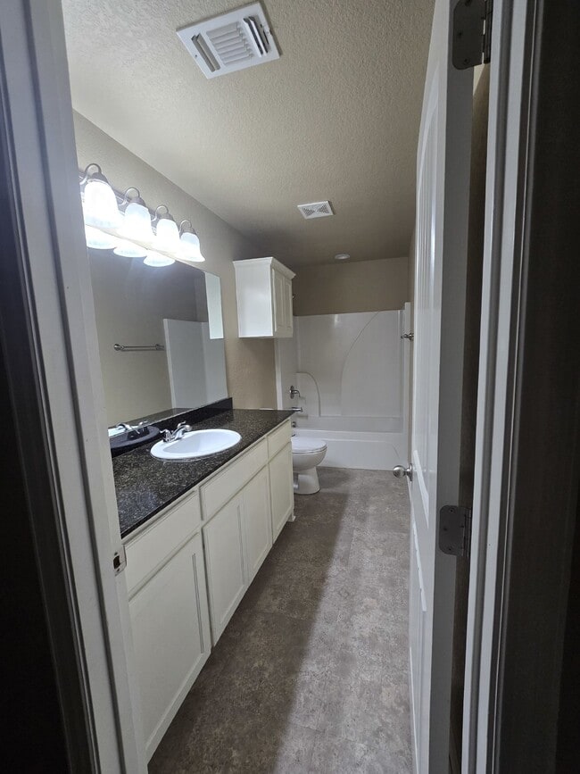 Foto del edificio - Spacious 3 Bedroom, 2 Bath Duplex for Rent...